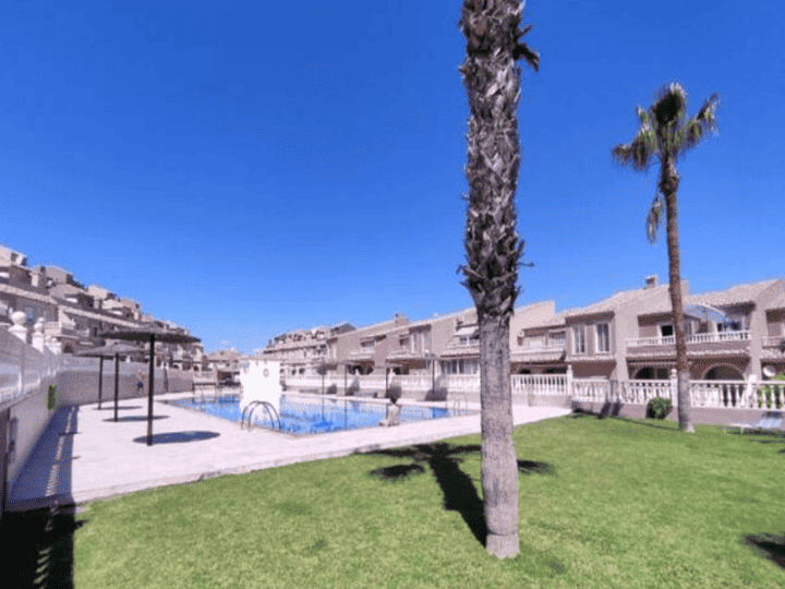 2-piscina desde césped