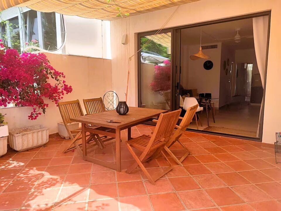 terraza delantera y salon